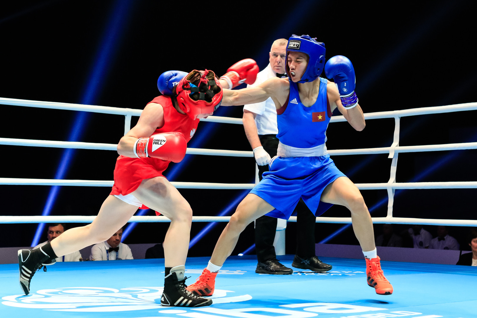 Thi Tam Nguyen of Vietnam got past Poland's Natalia Rok 4-1 ©Russian Boxing Federation
