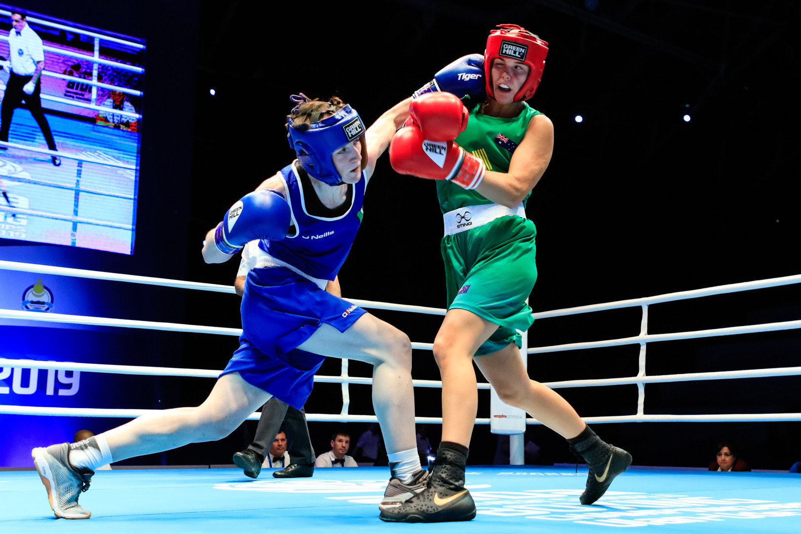 Taylah Robertson of Australia, right, came up against Rose Smith of Ireland in the flyweight competition ©Russian Boxing Federation