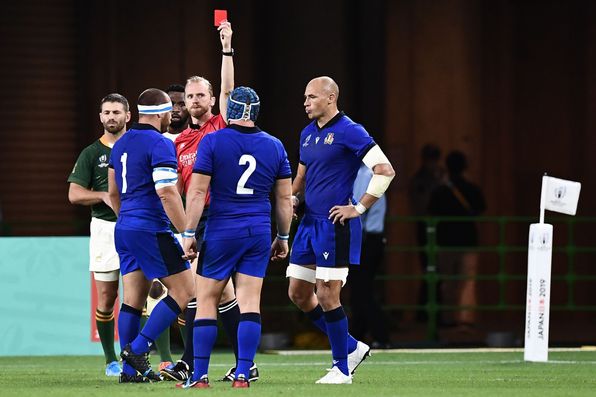 English referee had no choice but to give a red card to Andrea Lovotti, number one ©Getty Images