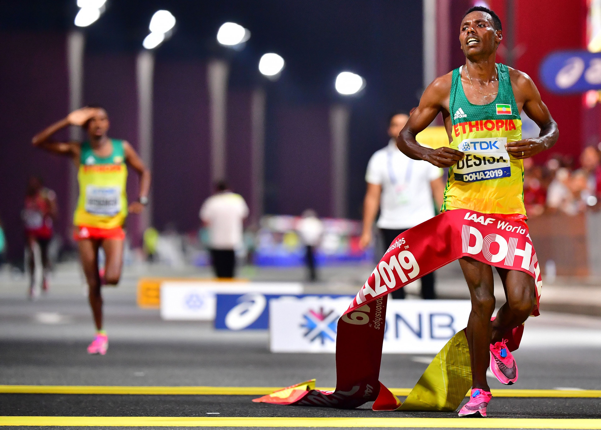 Desisa leads Ethiopian double in men's IAAF World Championships marathon as Hawkins fourth again