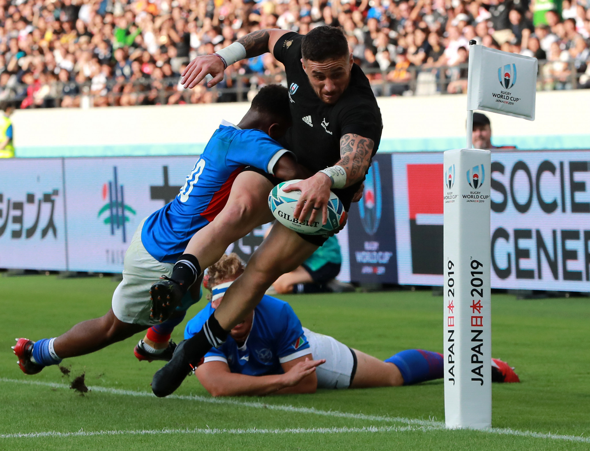 TJ Perenara's try was the pick of the second half as New Zealand eventually ran riot ©Getty Images