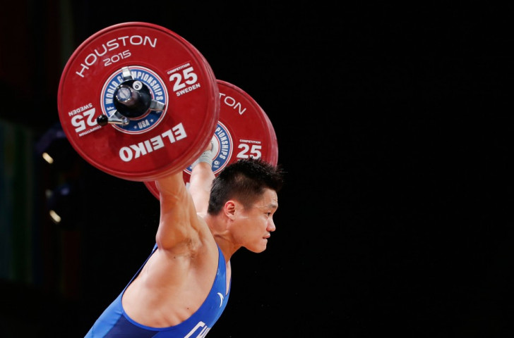 China's Xiaojun Lü won the men's 77kg snatch but failed to lift in the clean and jerk