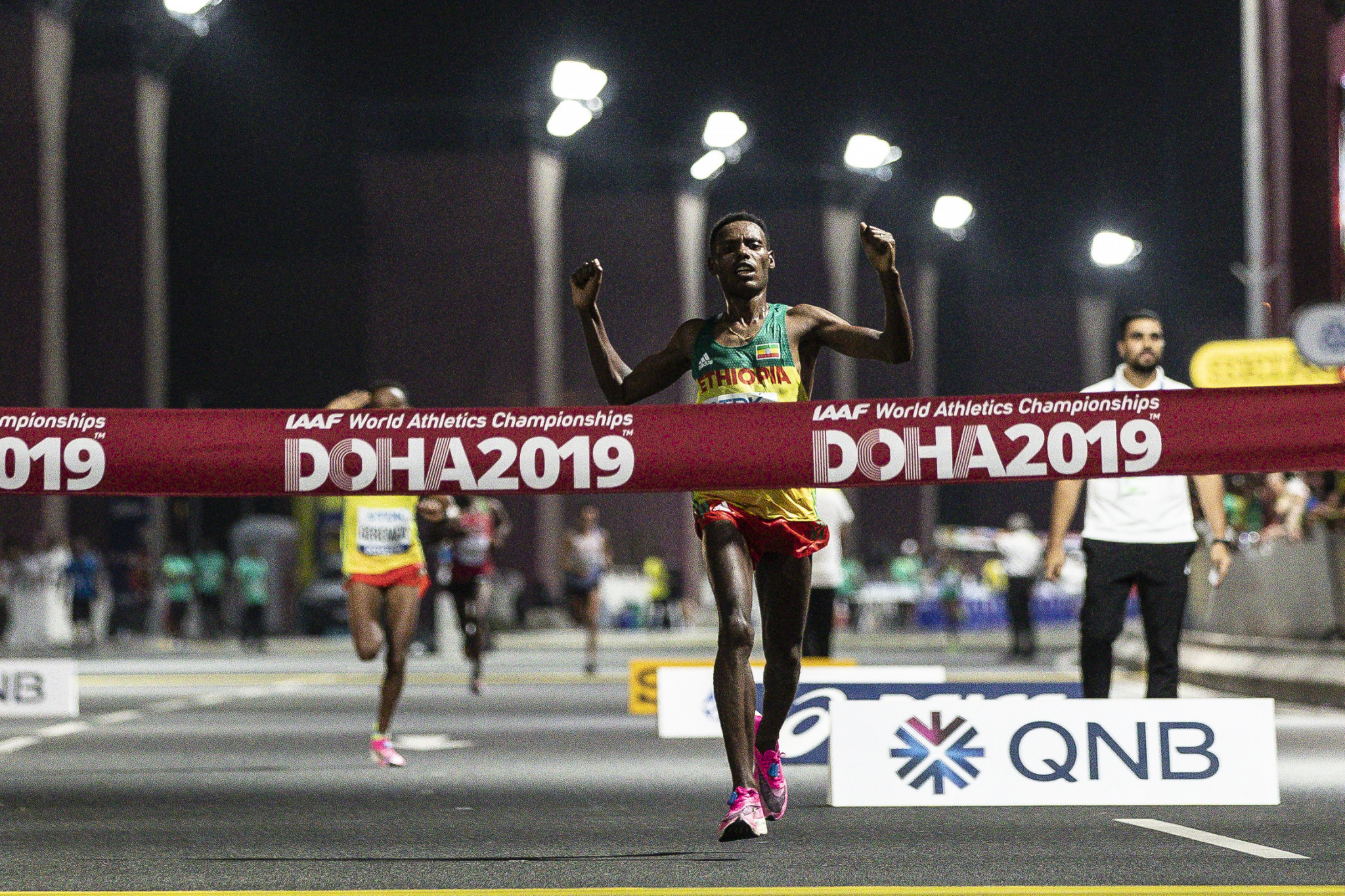 It was after 2am in the morning on Sunday when Lelisa Desisa of Ethiopia crossed the finishing line to win the men's marathon ©Getty Images