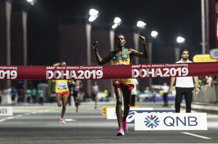 Conditions for the men's marathon, won by Lelisa Desisa of Ethiopia n the early hours of Sunday morning, were more forgiving than those which caused 28 drop-outs from the women's marathon a week earlier ©Getty Images