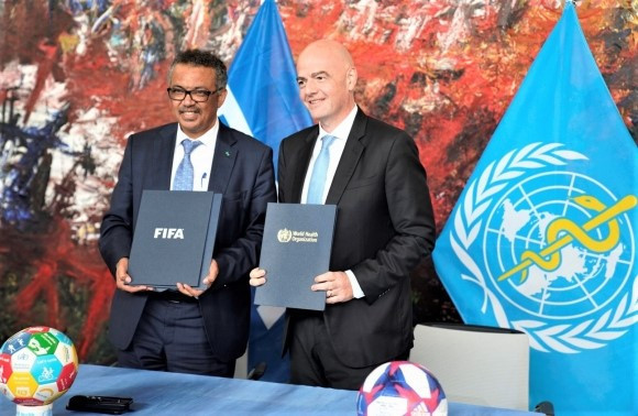 FIFA President Gianni Infantino, right, and World Health Organization director-general Tedros Adhanom Ghebreyesus signed a Memorandum of Understanding in Geneva ©FIFA