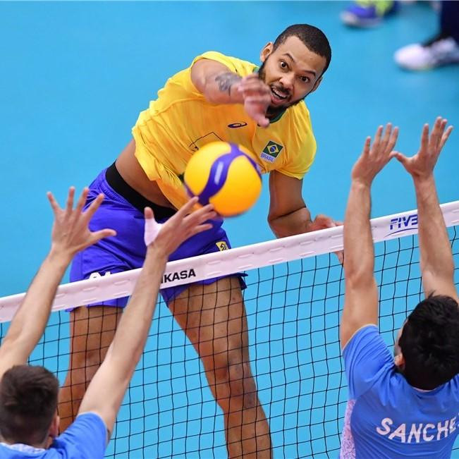 Brazil beat Argentina to maintain their 100 per cent start ©FIVB