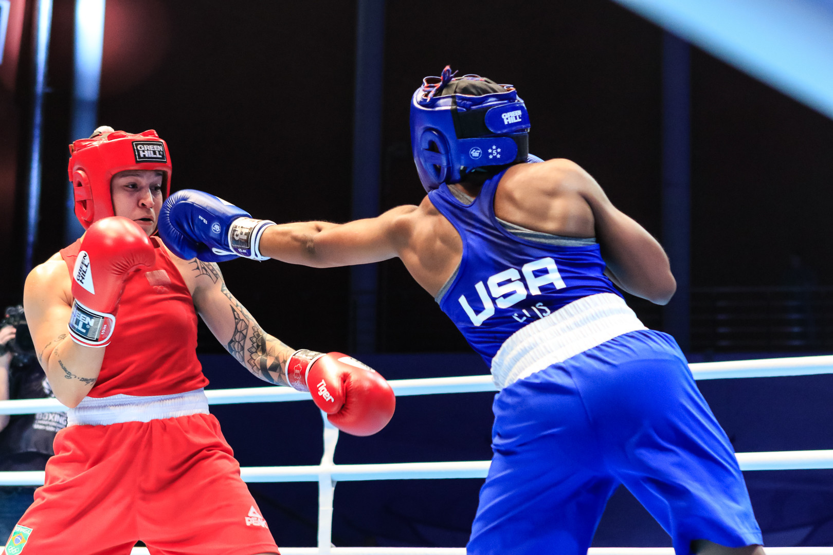Pan American Games lightweight champion Beatriz Ferreira made the final with a 4-1 result over Rashida Ellis of the US ©AIBA