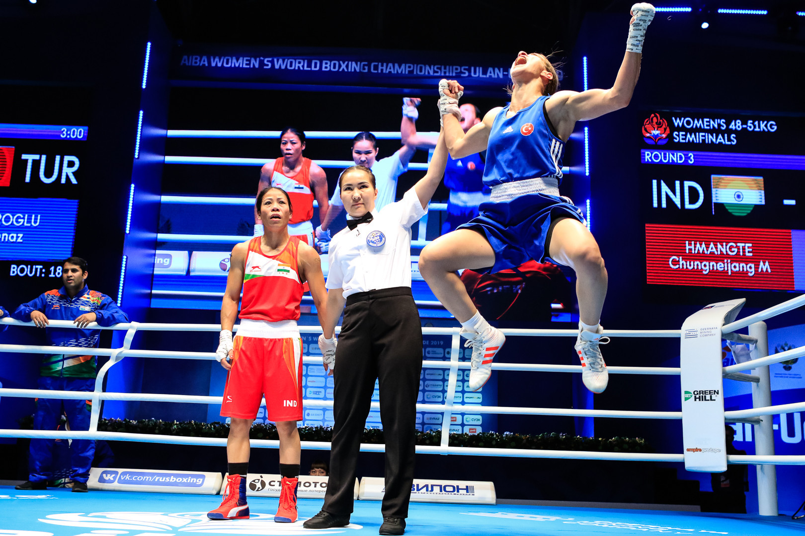 Mary Kom of India looked on in despair as Buse Çakıroğlu of Turkey reached the flyweight final at the AIBA Women's World Championships ©AIBA