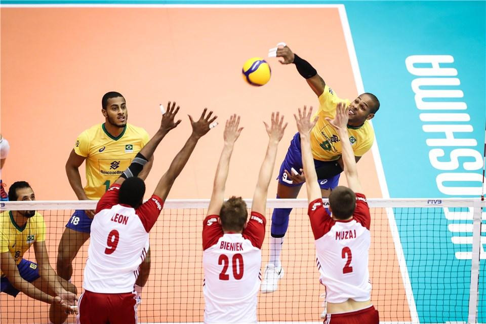 Brazil edged out Poland to claim their ninth win ©FIVB