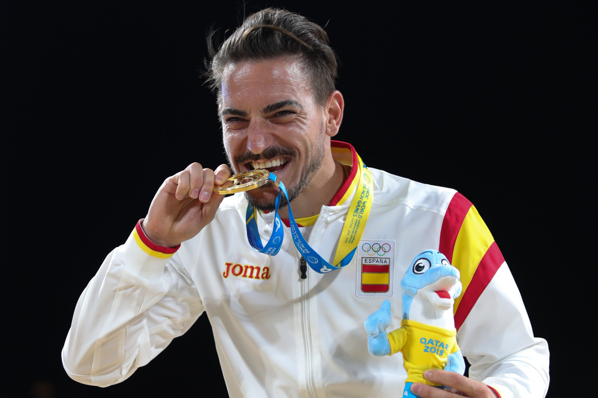 Damien Quintero celebrates with his ANOC World Beach Games gold medal after making it an historic Spanish double in karate kata ©ANOC World Beach Games