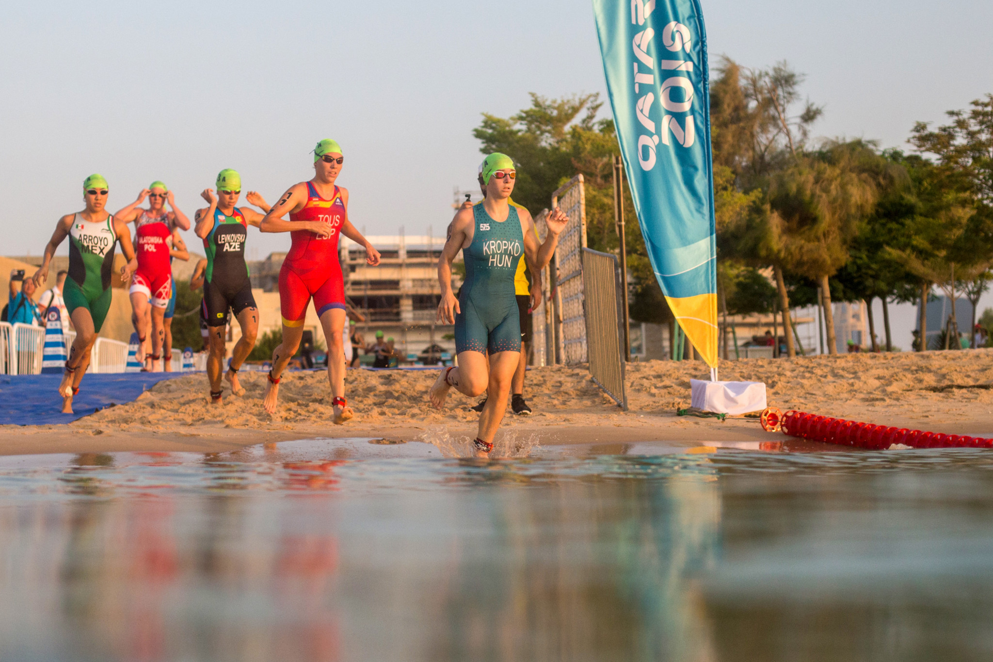 The leaders start the pace in the early stages of the aquathlon mixed team relay ©ANOC World Beach Games