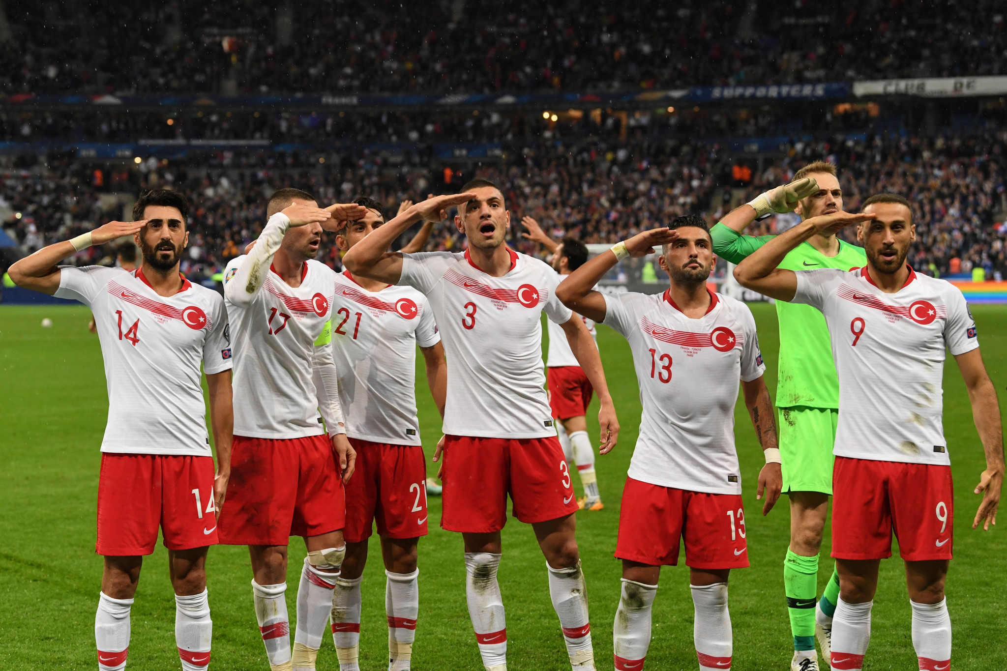 Turkish players salute in unison ©Getty Images