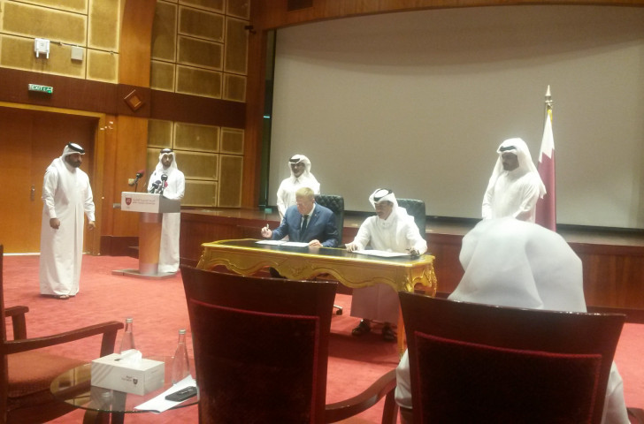 John Coates, President of the International Council of Arbitration for Sport, signs a Memorandum of Understanding with the Qatar Sports Arbitration Foundation today ©ITG