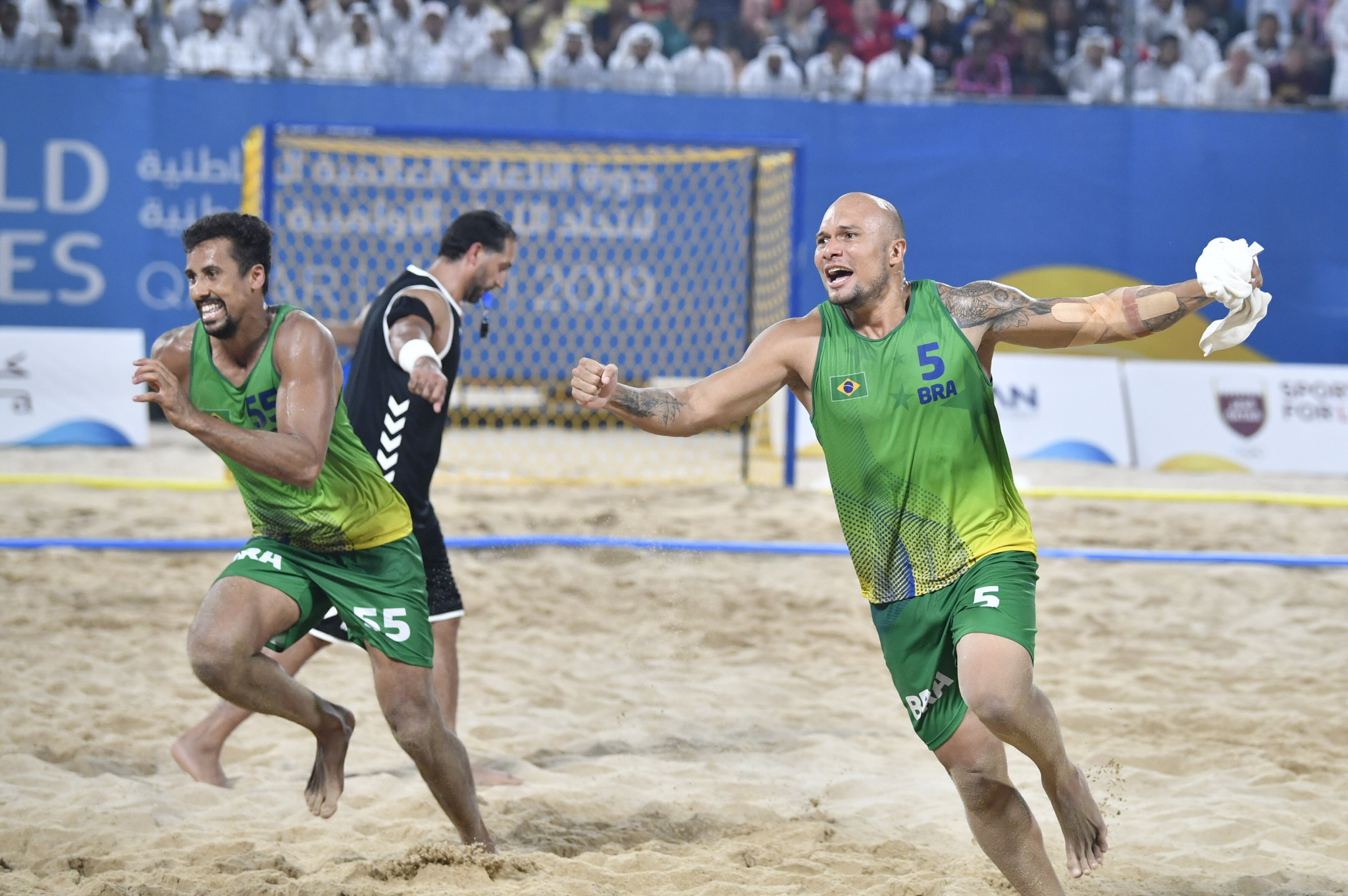 Brazil celebrate winning men's beach handball gold ©ANOC