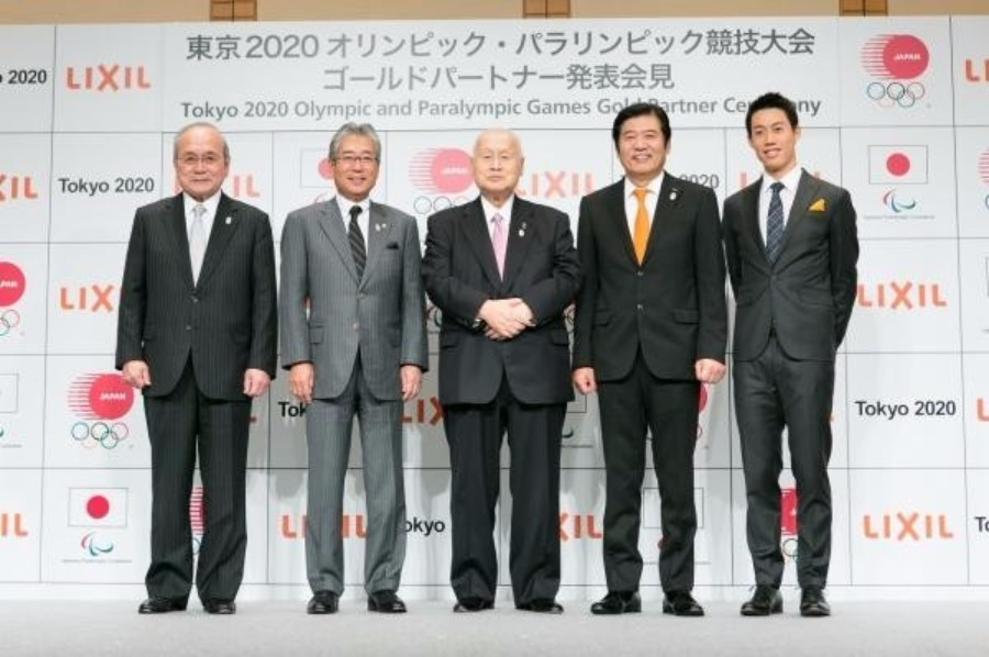Officials from Tokyo 2020 and LIXIL Corporation at today's signing ceremony in the Japanese capital ©Tokyo 2020
