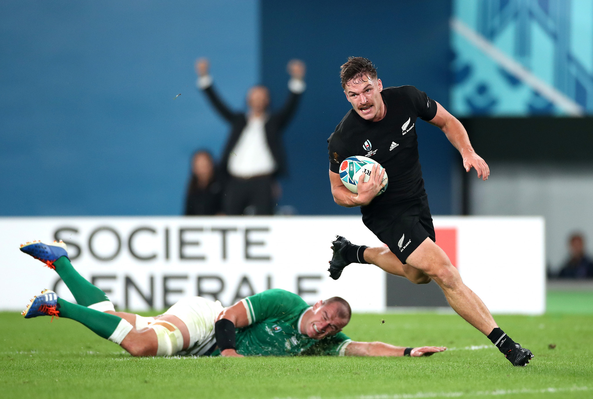 New Zealand's George Bridge leaves the Irish defence in his wake ©Getty Images