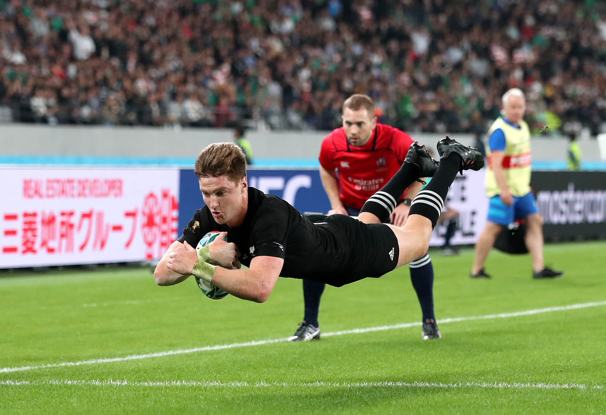 Jordie Barrett flies over for yet another score ©Getty Images