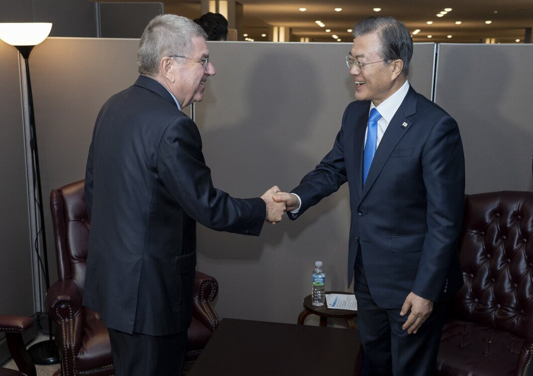 South Korean President Moon Jae-in met with IOC President Thomas Bach to discuss a joint Korean bid for the 2032 Olympic Games ©IOC