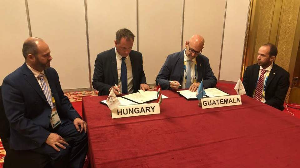 Hungarian Olympic Committee President Krisztián Kulcsár and Guatemala Olympic Committee President Gerardo Rene Aguirre Oestmann signed the partnership agreement ©HOC