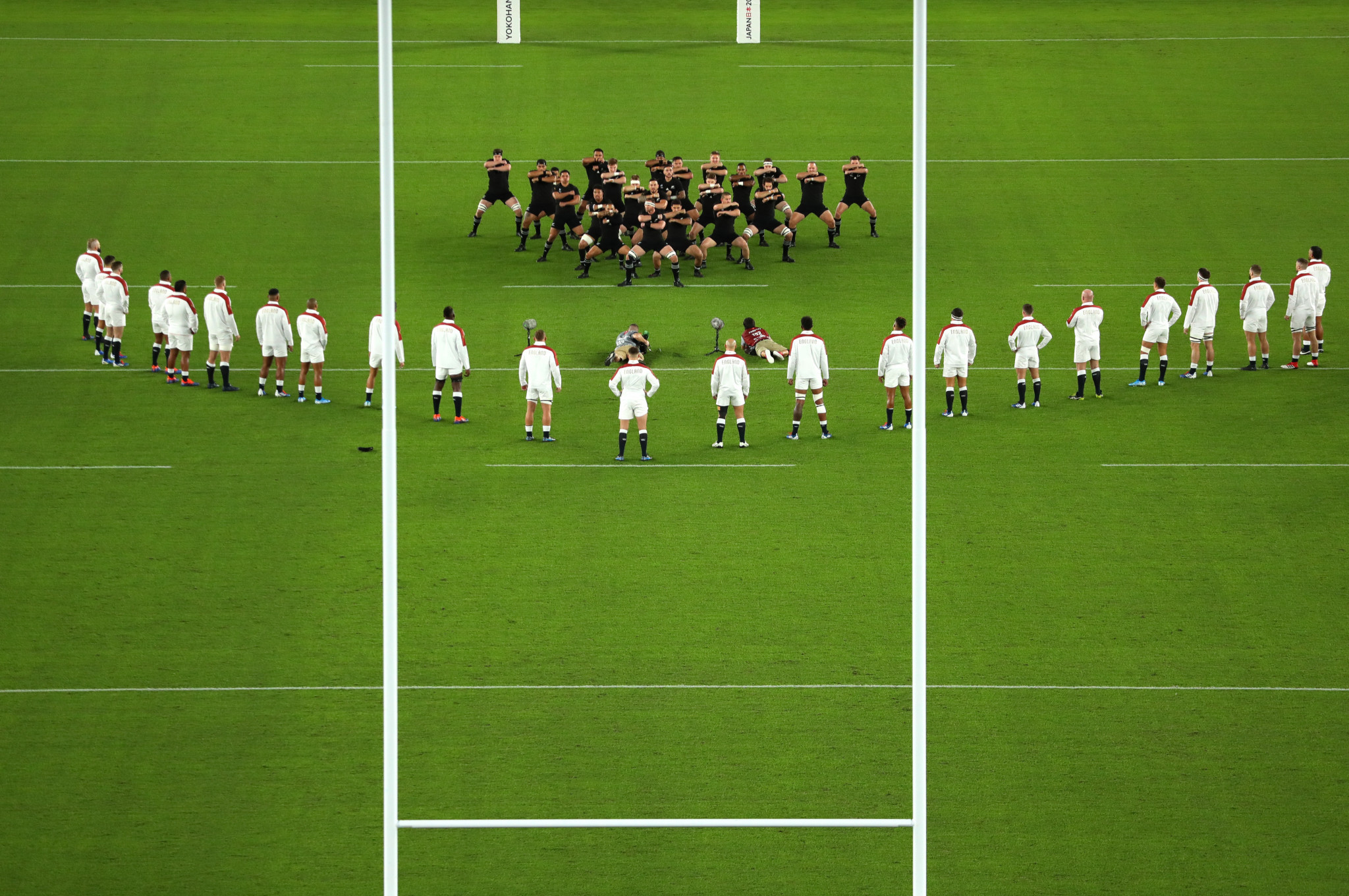 England looked determined as they formed a V-formation around the All Blacks haka ©Getty Images