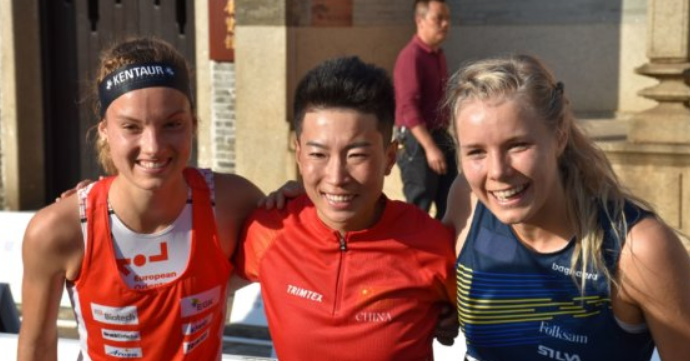 Shuangyan Hao, centre, celebrates her victory ©IOF