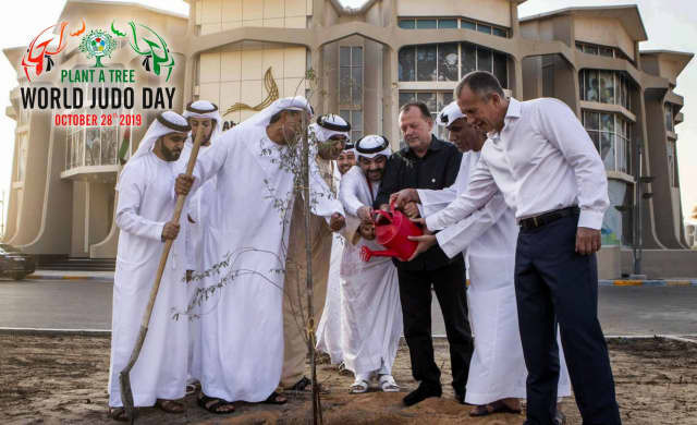 Marius Vizer planted a tree during the IJF Grand Slam tournament in Abu Dhabi to mark World Judo Day ©IJF