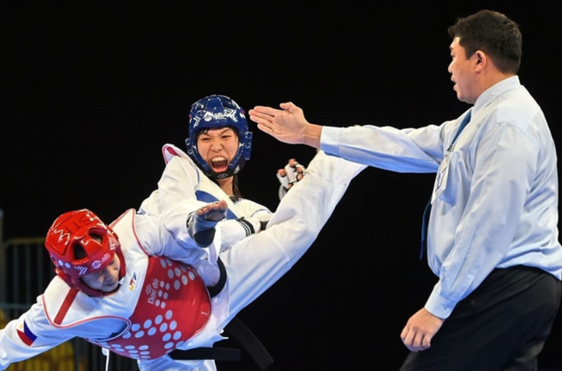 Truong Thi Kim Tuyen, blue, is fighting hard for an Olympic place ©Vietnamese Taekwondo Association
