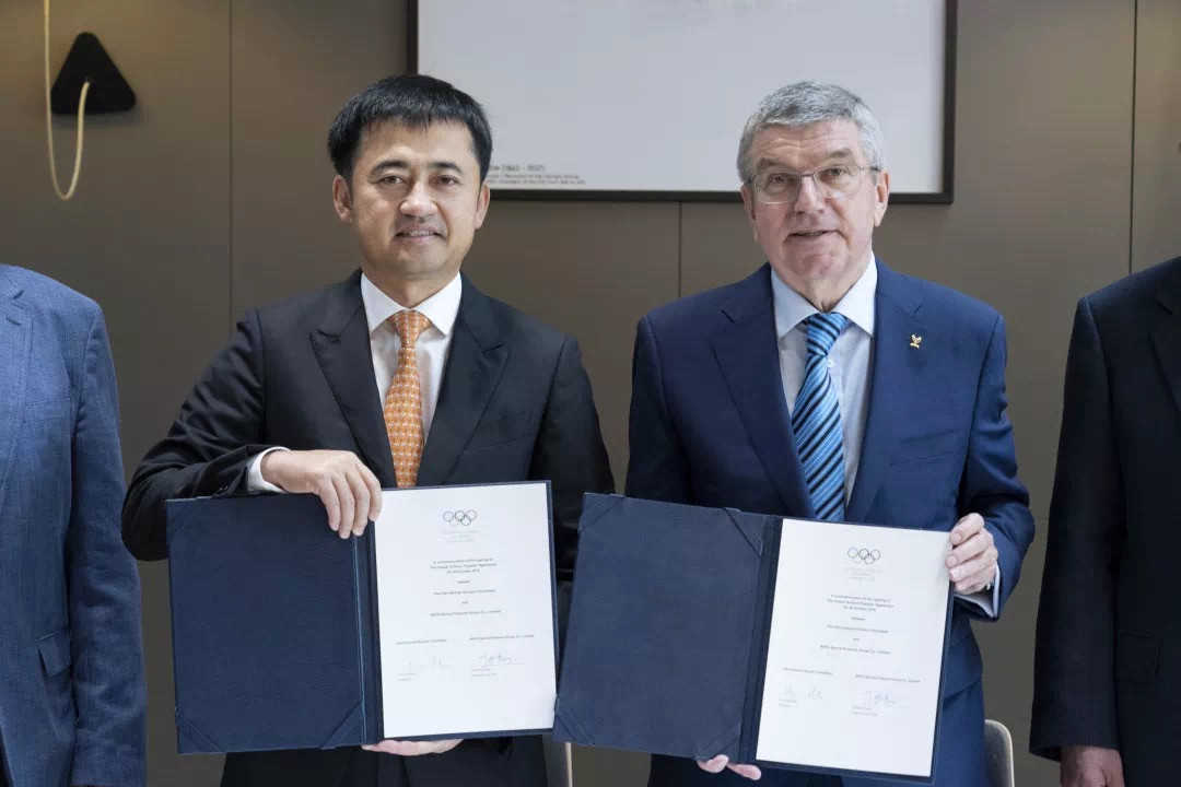 IOC President Thomas Bach, right, and Anta Sports executive chairman and chief executive Ding Shizhong signed the new deal until 2022 at the Olympic Museum in Lausanne ©Anta Sports