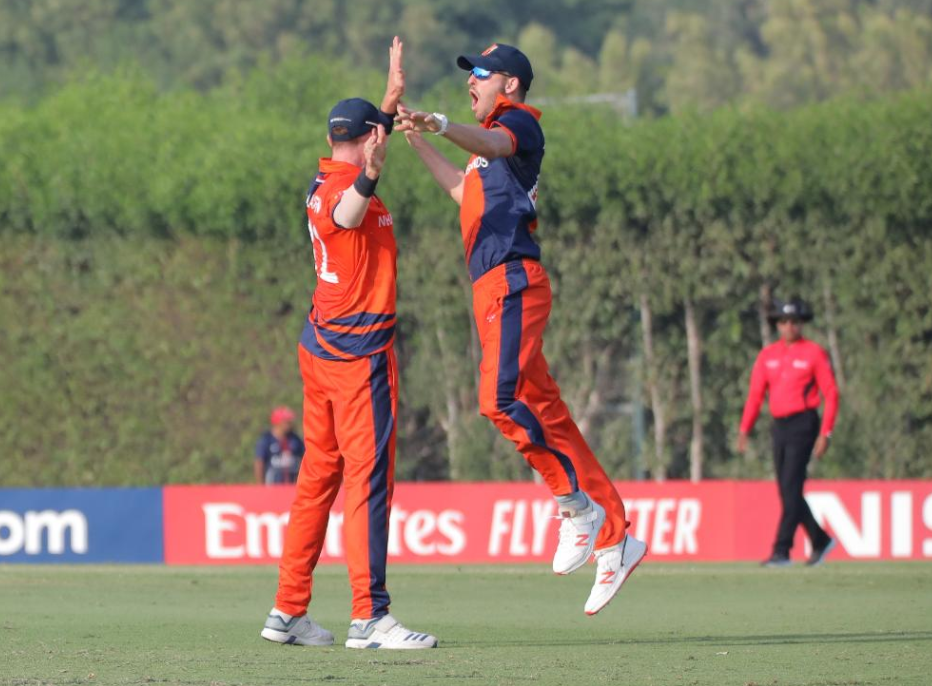 The Netherlands celebrate the crucial wicket of Gareth Delany ©ICC