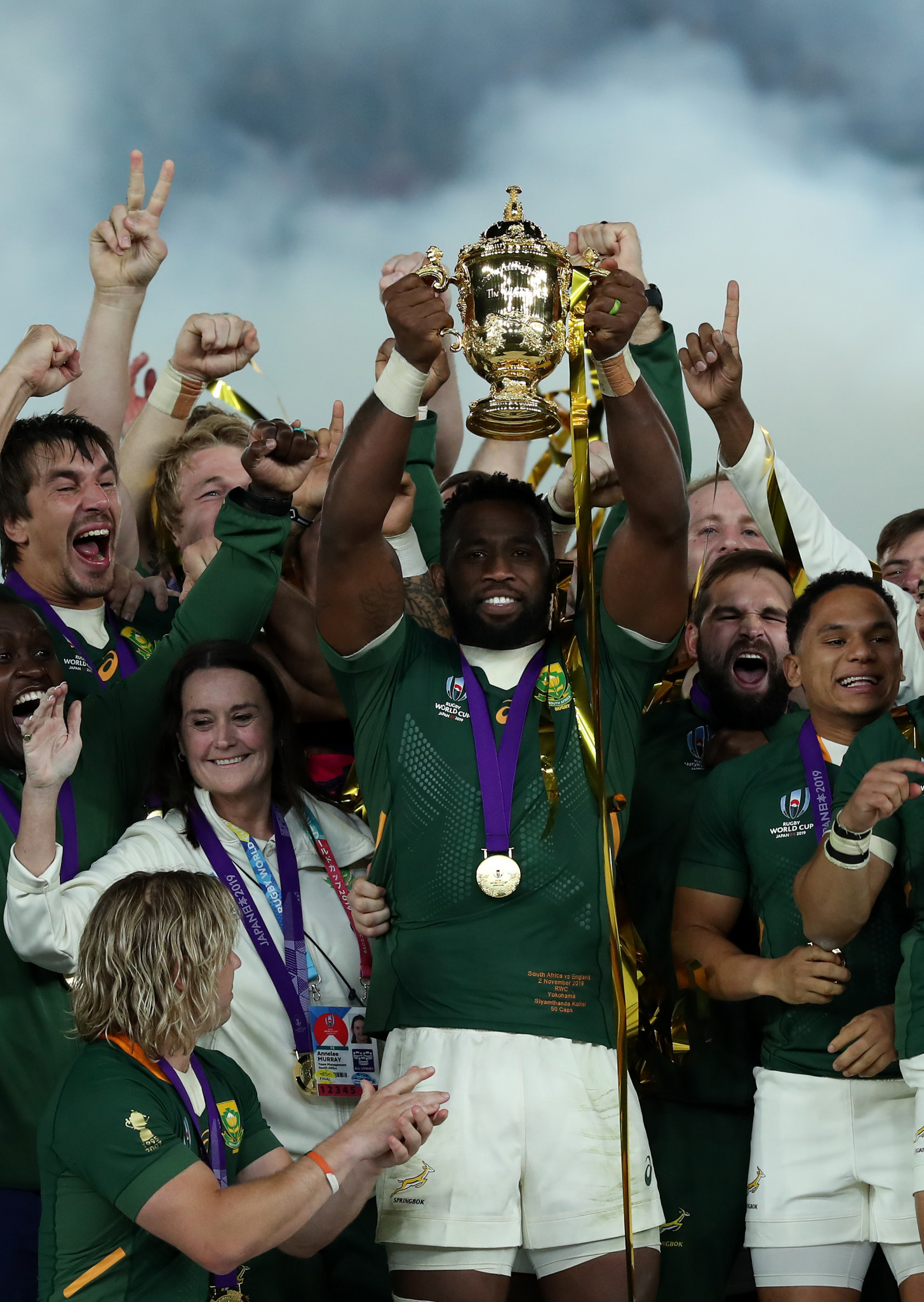 Siya Kolisi holds aloft the Webb Ellis Cup after South Africa's win over England in the Rugby World Cup final ©Getty Images