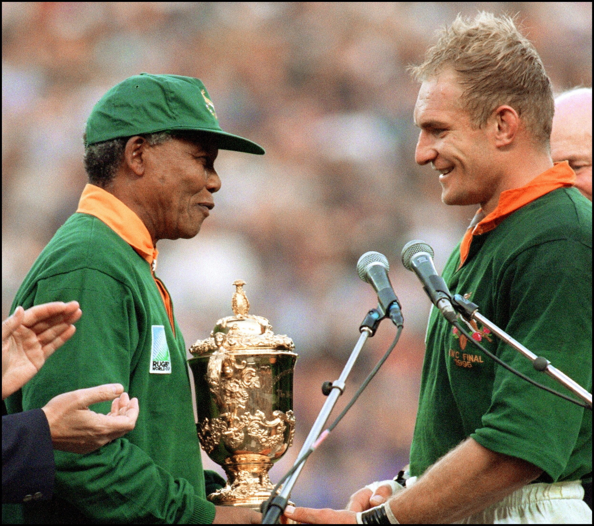 That wonderful moment in 1995 when Nelson Mandela handed the Rugby World Cup trophy to Springbok captain François Pienaar ©Getty Images