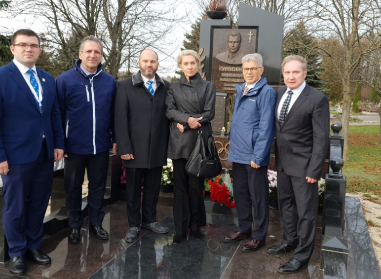 International officials paid tribute to Alexander Kurlovich, alongside his widow, Olga ©IWF