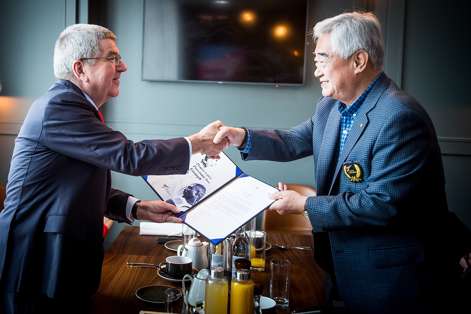 World Taekwondo President Chungwon Choue, pictured here with IOC counterpart Thomas Bach, said it is a "great honour" to receive the joint IOC and Dow "Carbon Initiative Award" ©World Taekwondo