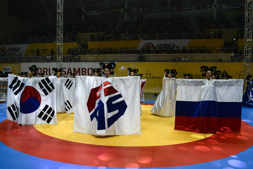 A traditional Opening Ceremony dance culminated in artists unveiling the flags of South Korea, Russia and the International Sambo Federation ©FIAS