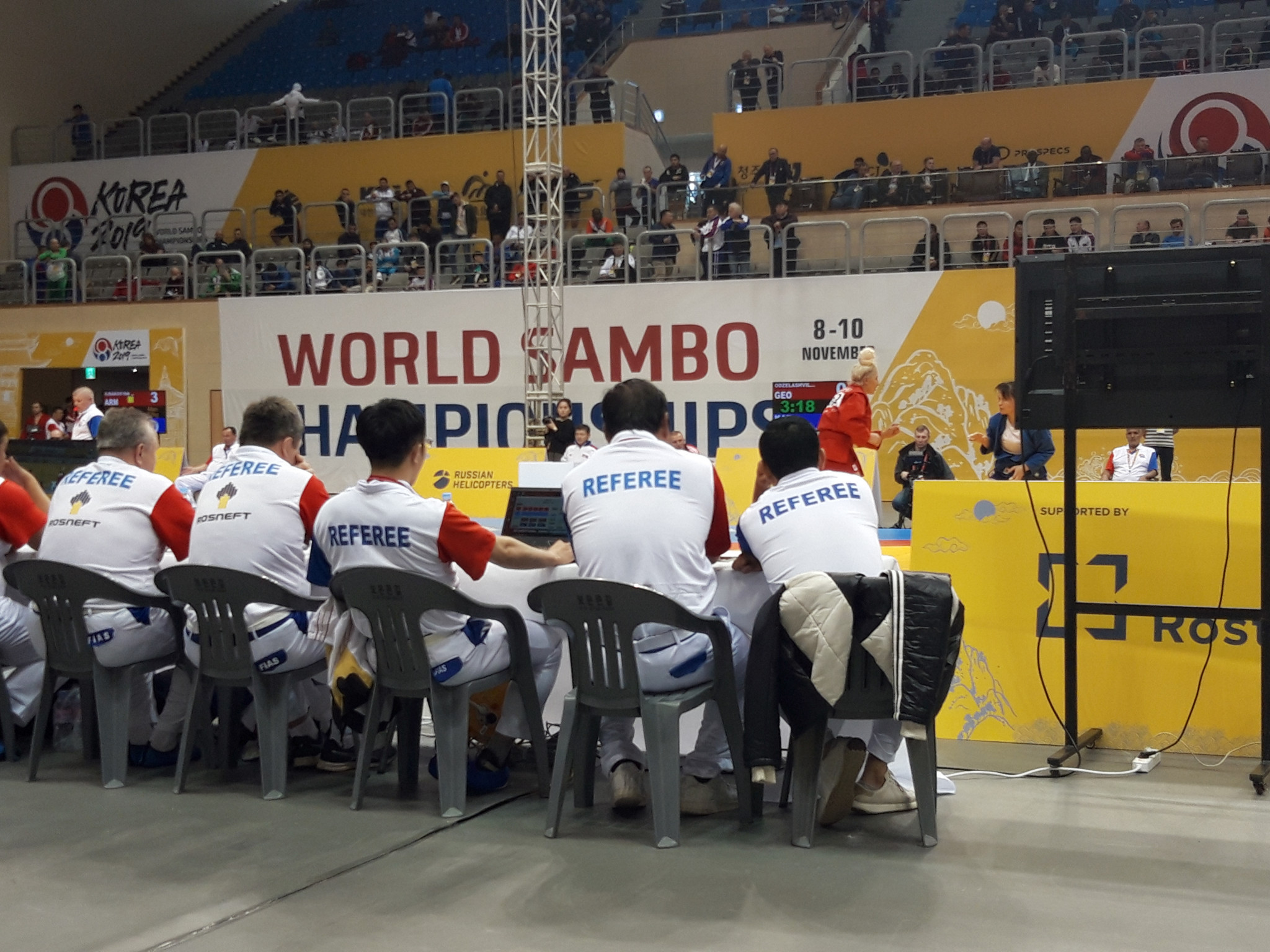 Referees pay close attention during the preliminary rounds at Sukwoo Culture Gym ©ITG 