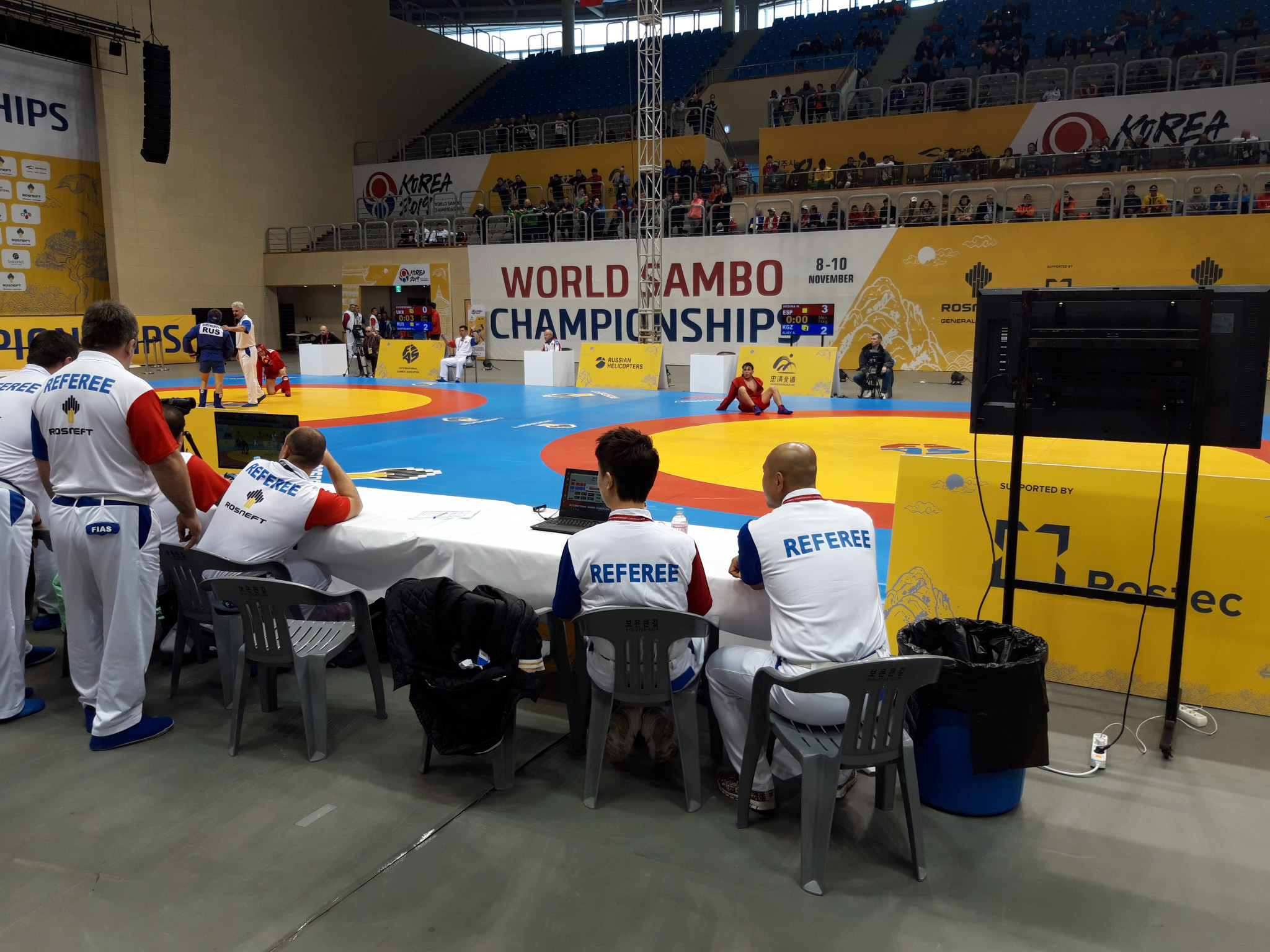 Men's 74kg top seed Nikolas Medina of Spain awaits a refeering call in his first round clash ©ITG 