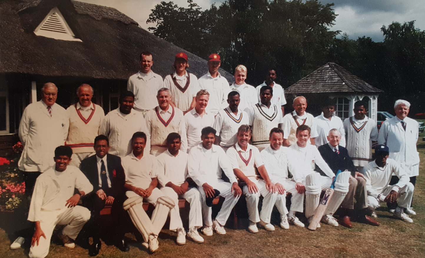 David Owen, centre, and Dennis Cadd, front row hands on knees, in a team photo ©ITG