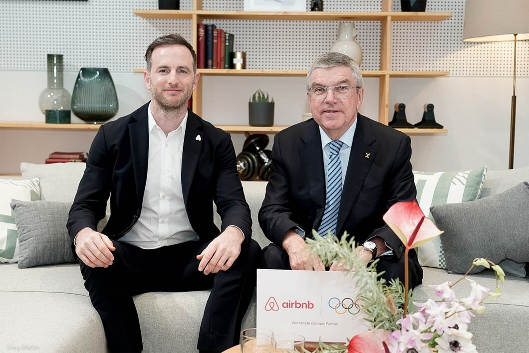 IOC President Thomas Bach, right, announced that Airbnb had become a worldwide Olympic partner at a press conference in London alongside the company's co-founder Joe Gebbia ©IOC