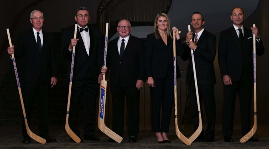 From left to right: Jerry York, Vaclav Nedomansky, Jim Rutherford, Hayley Wickenheiser, Guy Carbonneau and Sergei Zubov ©Matthew Manor/Hockey Hall of Fame