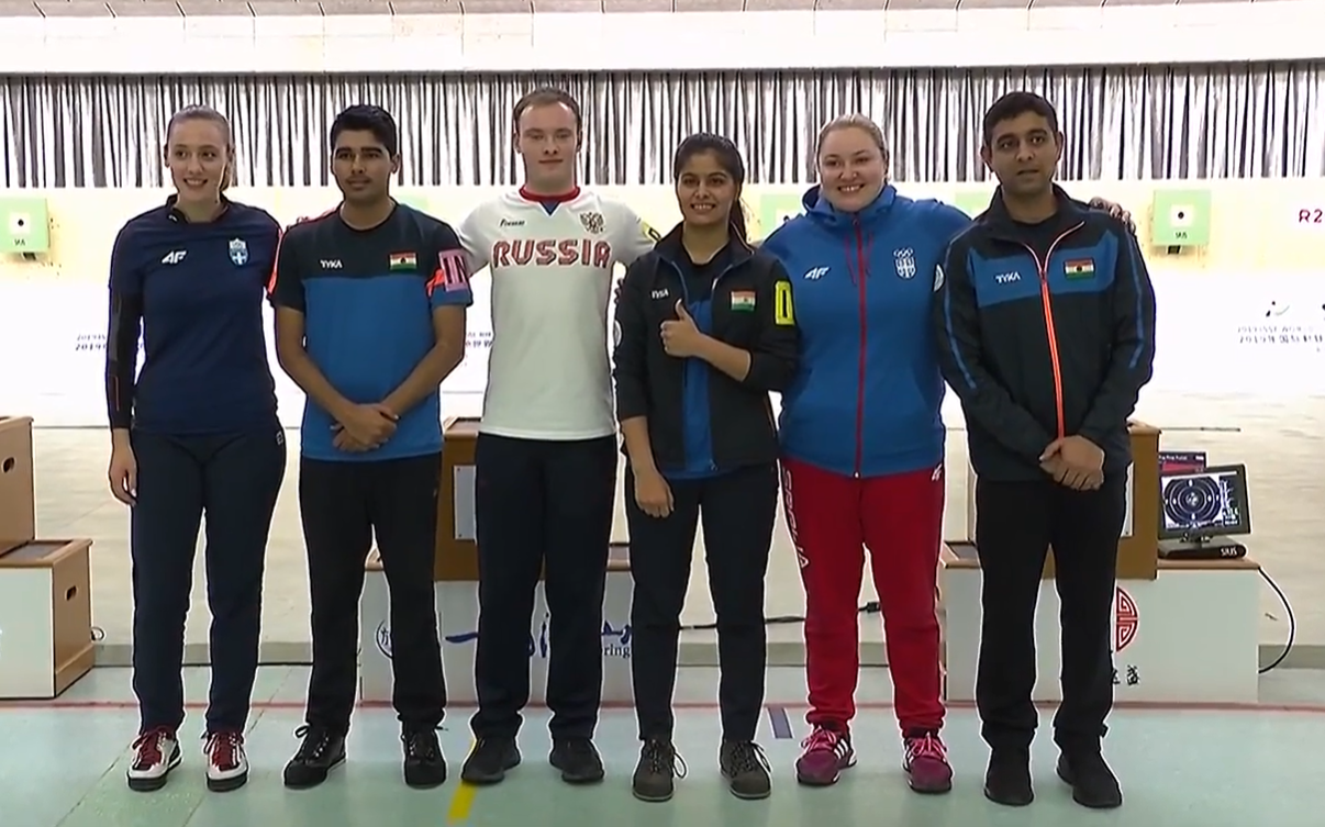 The medallists from the 10m air pistol mixed team final ©ISSF/Facebook