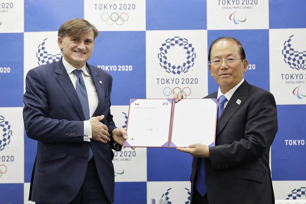 Tokyo 2020 chief executive Toshirō Mutō receives the ISO 20121 certification ©Tokyo 2020