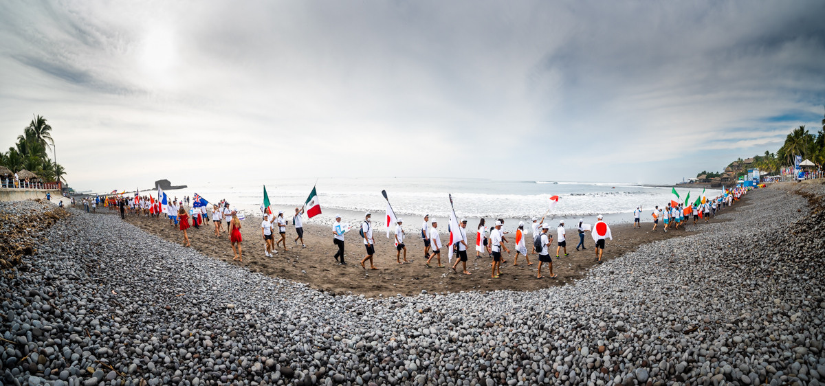 A total of 161 athletes from 27 countries took to the beach for the parade of nations ©ISA 