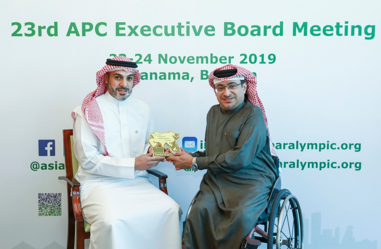 APC President Majid Rashed presents the APC Trophy to Bahrain Paralympic Committee counterpart Sheikh Mohammed bin Duaij Al Khalifa ©APC