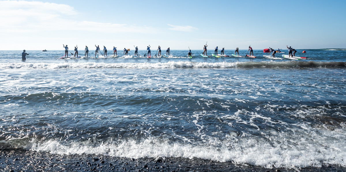 The women line up for the start of the women's SUP distance race ©ISA 