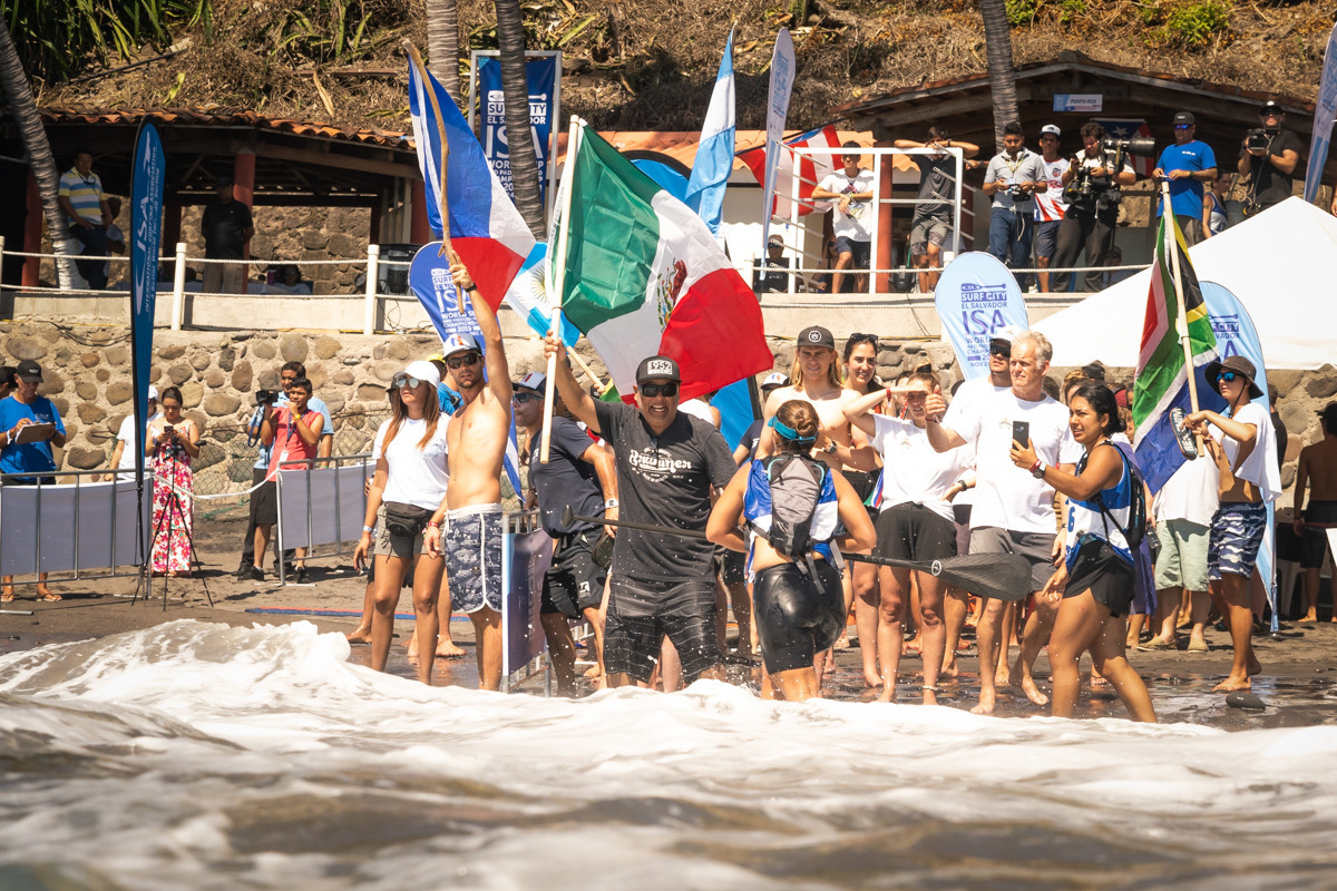 Team members cheer their representatives on day two of competition in El Salvador ©ISA 