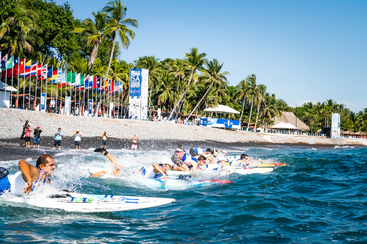 Competitors prepare for the start of the men's SUP and prone paddleboard distance race ©ISA 