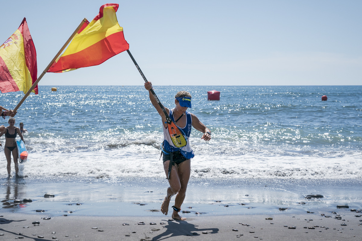 Esperanza Barreras of Spain won the women's SUP distance race despite missing a buoy on her second lap ©ISA 