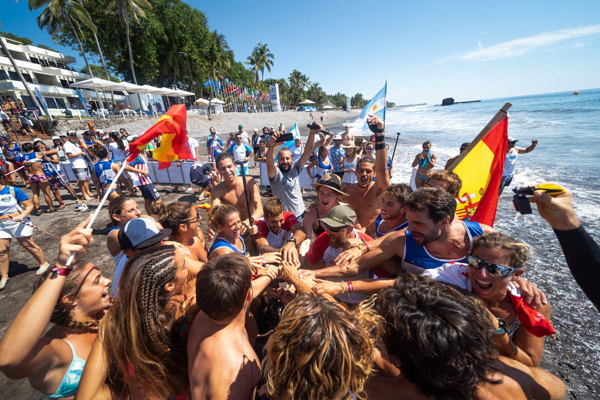 The large Spanish contingent mob their technical relay gold medallists ©ISA 