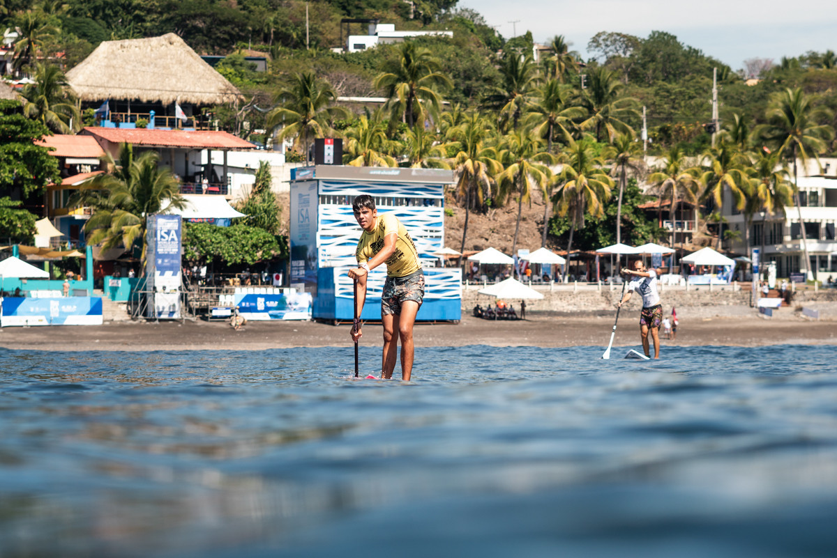 Max Torres from Puerto Rico makes his way off-shore for his SUP surf heat ©ISA