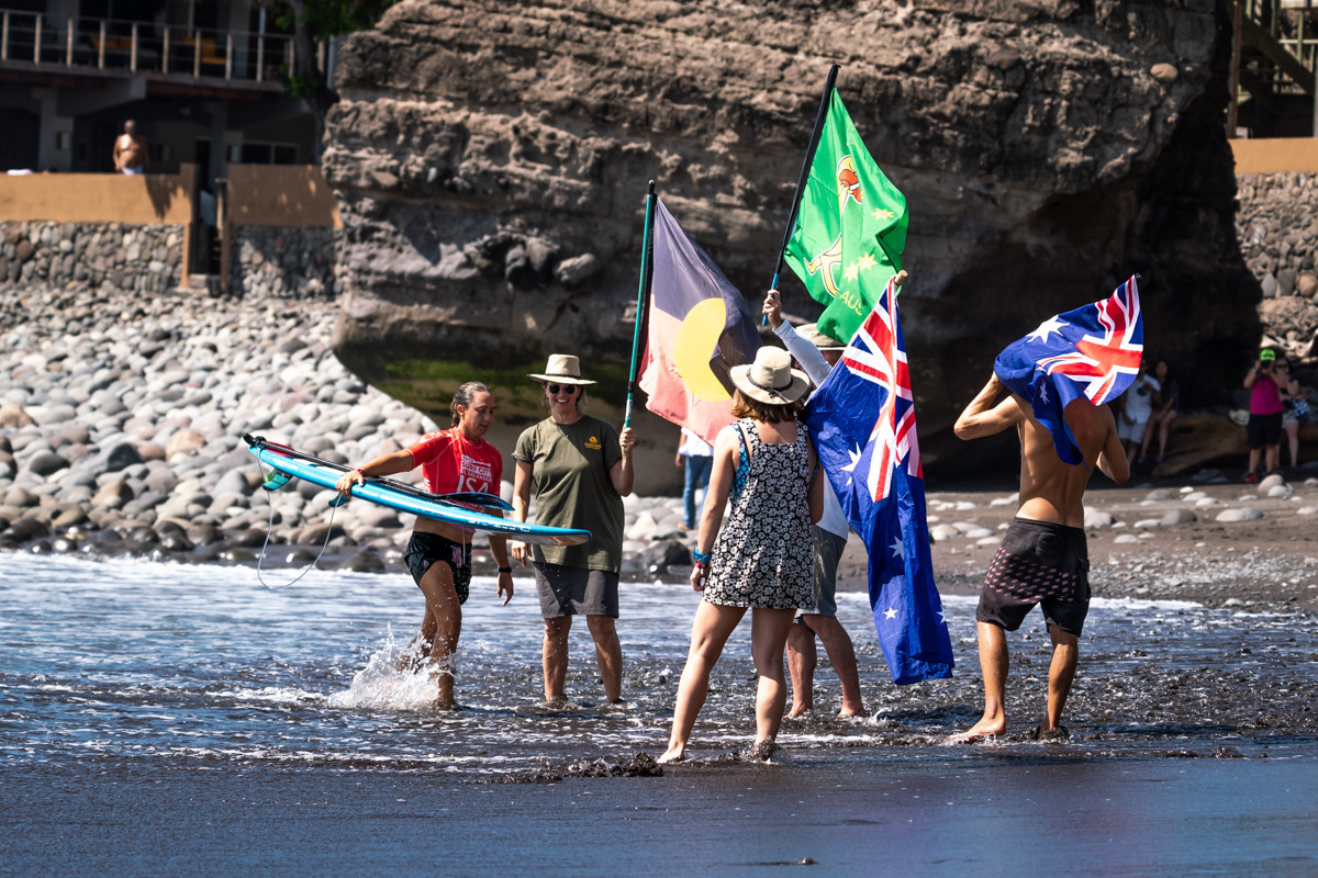 The Australian fans gathered on the beach to support women's SUP surf defending champion Shakira Westdorp ©ISA 